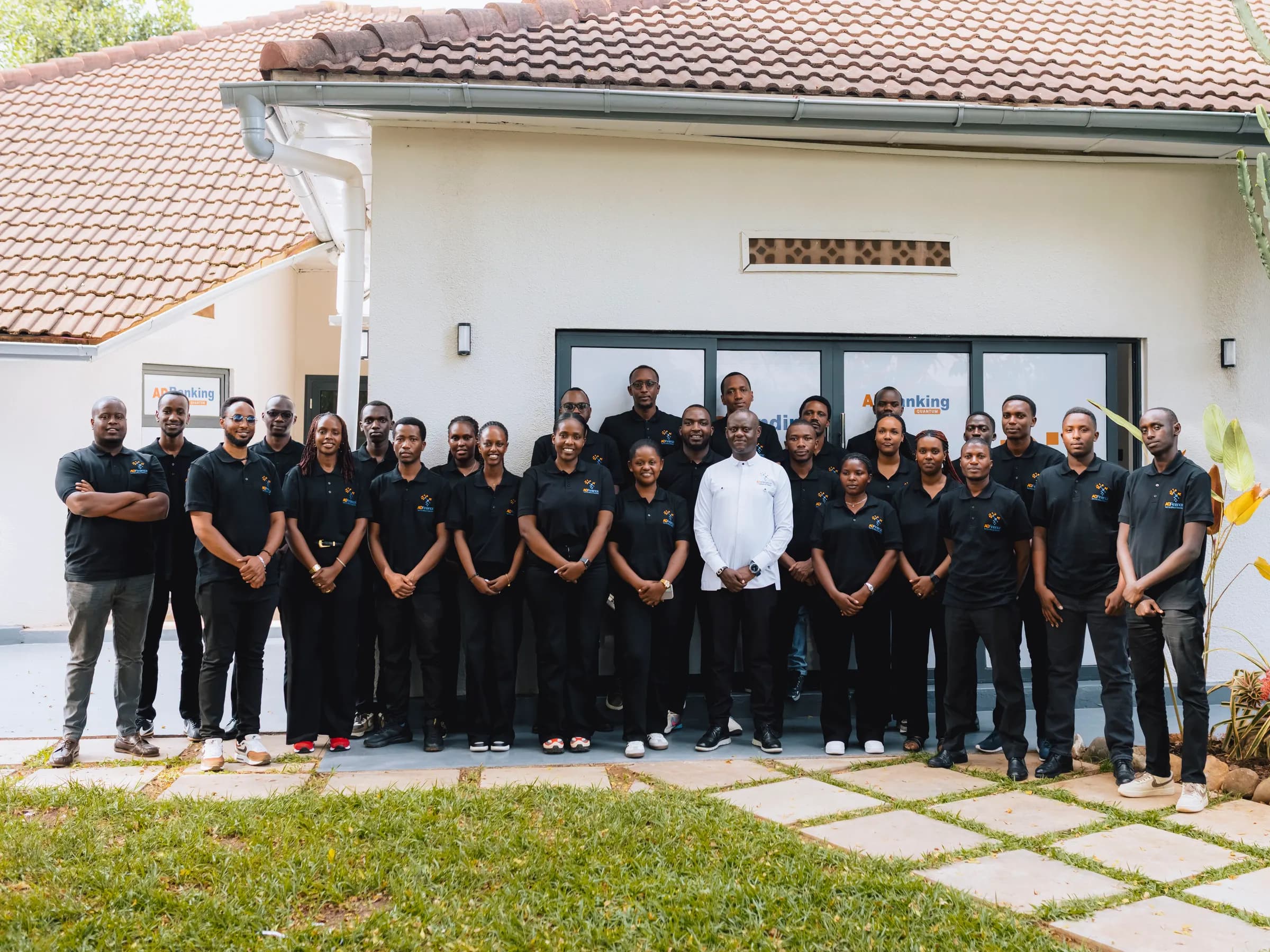 L'équipe d'ADFinance devant nos bureaux de Kigali